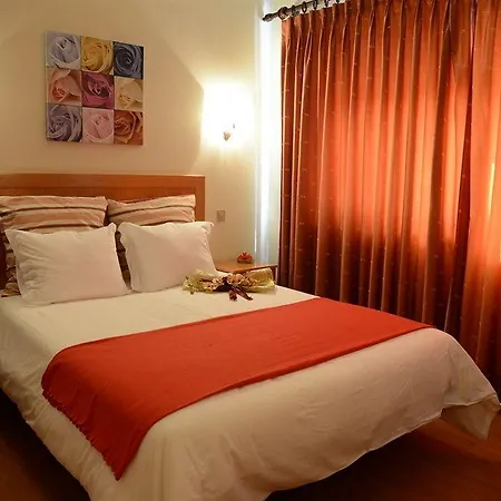 Dom Lourenco Отель